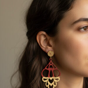 Pendientes bohemios rojo y dorado de cuero reciclado.