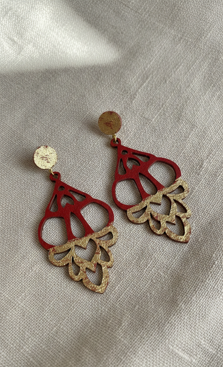 Pendientes artesanos modelo Bohemio de cuero reciclado color rojo con detalles dorados pintados a mano.