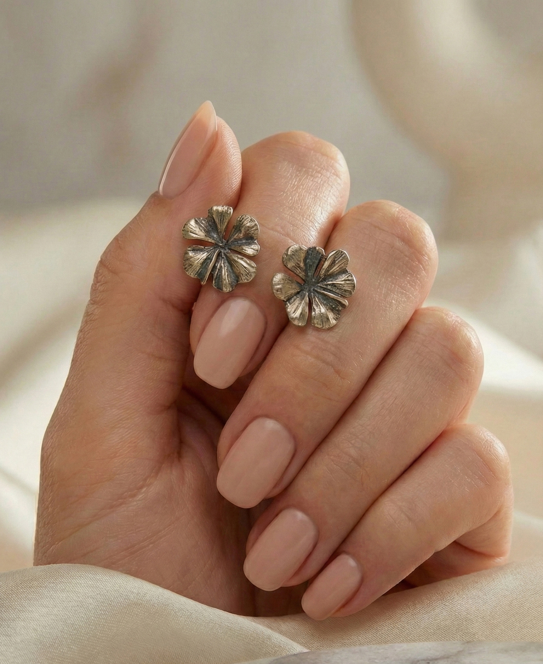 Pendientes Trébol L "Fortuna" : Textura Orgánica en Plata Envejecida