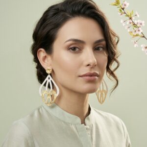 "Pendientes de diseño modelo REINA Blanco Esencia en cuero reciclado pintado a mano, joya de autor sostenible con botón en baño de oro texturizado".